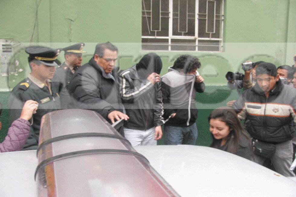 Chilenos orinan en Arco Parabólico de Tacna