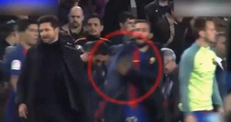 ​Aleix Vidal y su indignante gesto a Simeone tras triunfo del Barcelona (VIDEO)