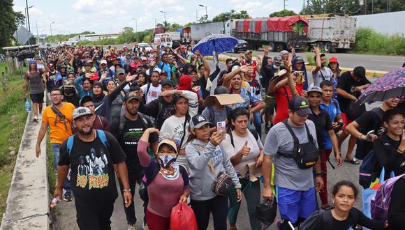Dos nuevas caravanas integradas por unos 4.300 migrantes de distintos países partieron este lunes en busca de documentos de tránsito, desde la ciudad mexicana de Tapachula, estado de Chiapas, fronteriza con Guatemala. (Foto de EFE / Juan Manuel Blanco)