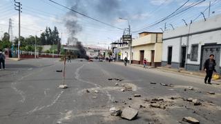 Arequipa: Bloqueo del puente San Isidro impide el paso a Hunter, Tiabaya y Uchumayo (EN VIVO)