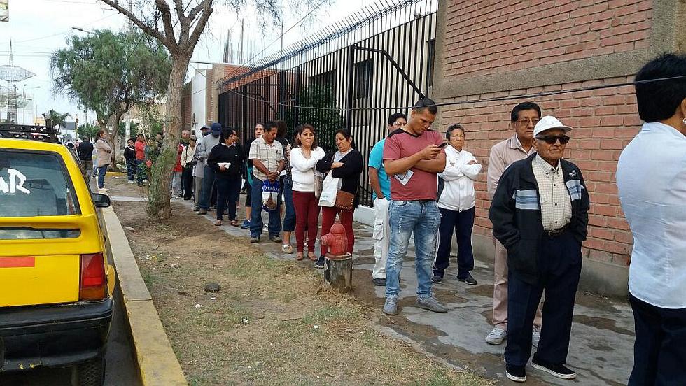 Gestantes, niños y ancianos hacen largas colas por una cita en EsSalud (VIDEOS)