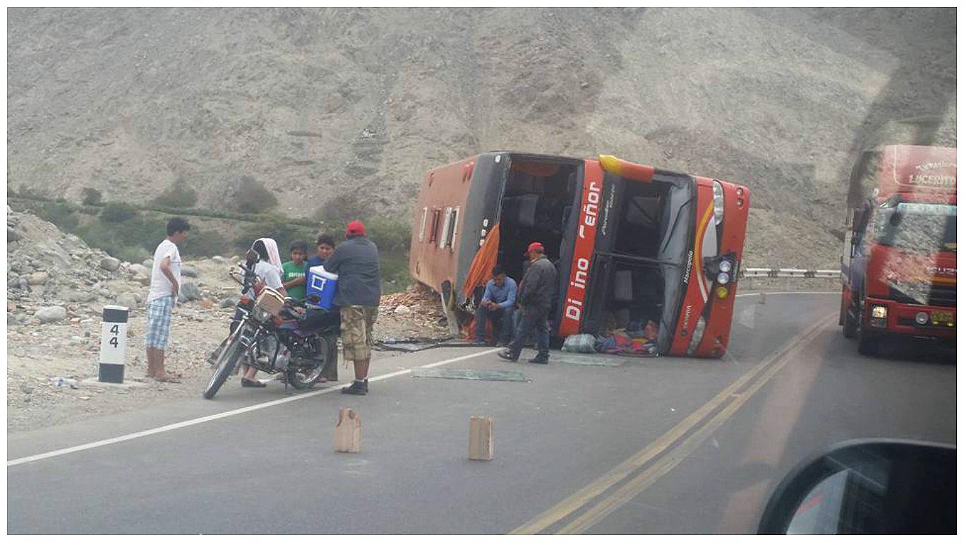 Un menor muerto y alrededor de 30 heridos deja despiste de bus 