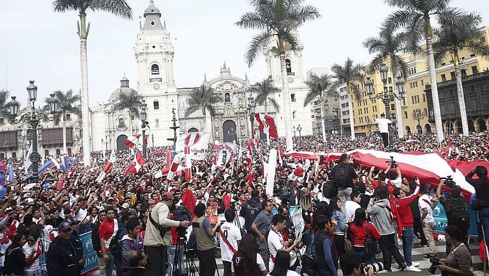 Perú vs. Brasil: Hinchas se congregan en la Plaza de Armas 
