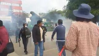 Protesta de pobladores ante sede del Gobierno Regional de Junín termina con bombas lacrimógenas 