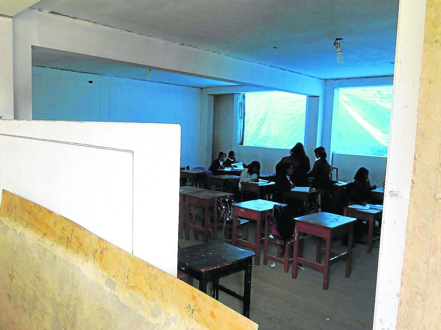 Juliaca: Alumnos estudian en aulas sin puertas ni ventanas