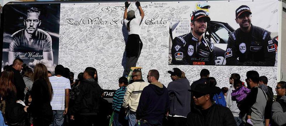 Miles de seguidores homenajean a Paul Walker en el lugar donde falleció (FOTOS)