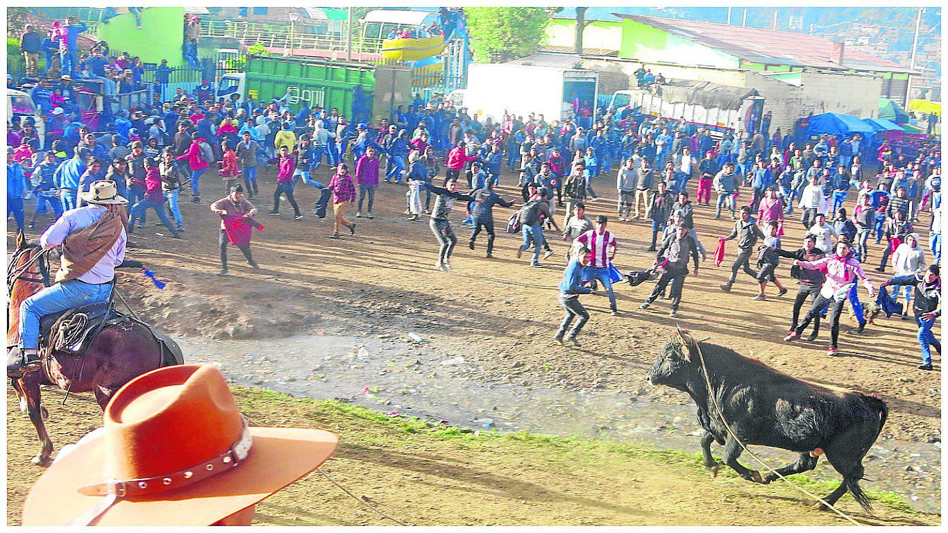 Por cornada de toro, sujeto acaba con herida abierta de 10 centímetros