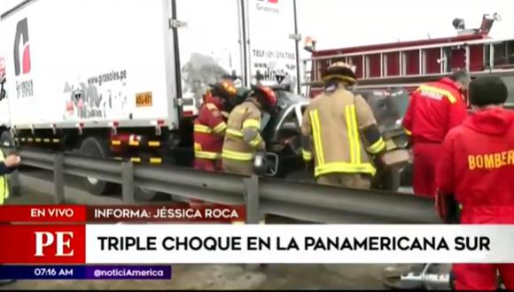 Un triple choque fue reportado esta mañana en la Panamericana Sur. Uno de los involucrados en el choque quedó atrapado debajo de un furgón tras el impacto. (Fuente: AméricaTV)