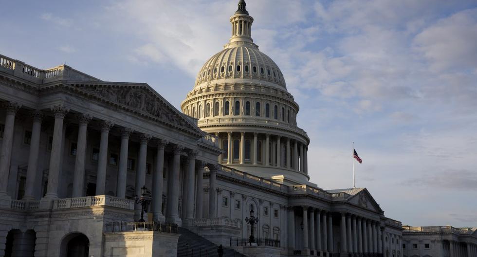 El edificio del Capitolio se ve antes del atardecer en Washington, DC, Estados Unidos, 21 de diciembre de 2020. (EFE/EPA/MICHAEL REYNOLDS).