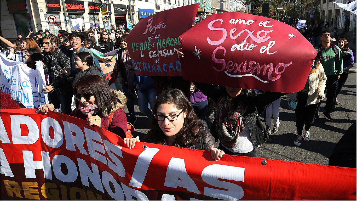 Chile: Miles de personas rodean el Congreso para exigir la equidad de género