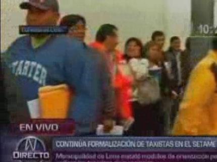 Taxistas hacen largas colas en Setame y arengan revocatoria