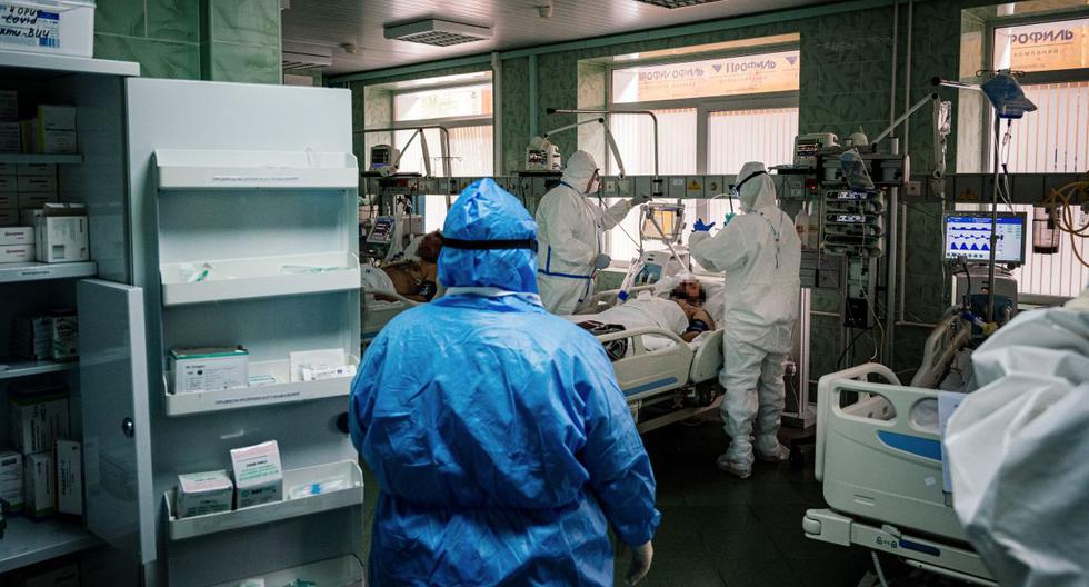 Los trabajadores médicos que usan equipo de protección personal (PPE) trabajan en la unidad de cuidados intensivos para pacientes con coronavirus del Hospital Clínico de la Ciudad de Vinogradov en Moscú, el 17 de mayo de 2020. (Dimitar DILKOFF / AFP).