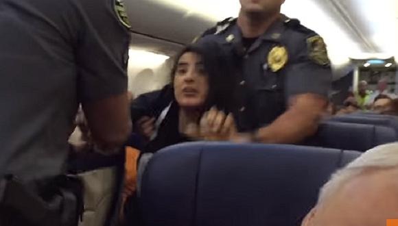 Mujer "alérgica" a mascotas fue expulsada de manera violenta de un avión (VIDEO)