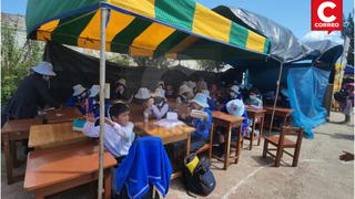 Huancayo: unos 260 niños estudian en el patio  de colegio en carpas hechas de sacos de rafia