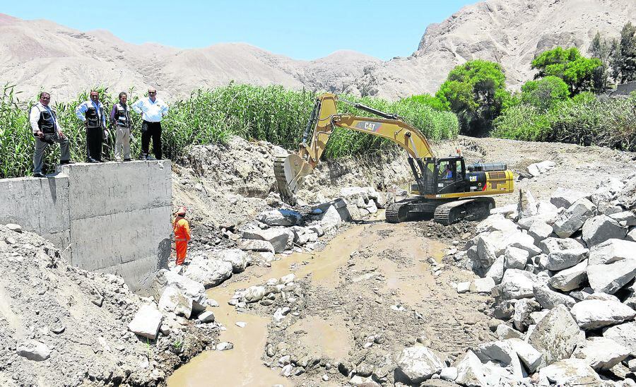 Tacna: usan piedras de gran tamaño para encauzar río e impedir desborde en Ilabaya