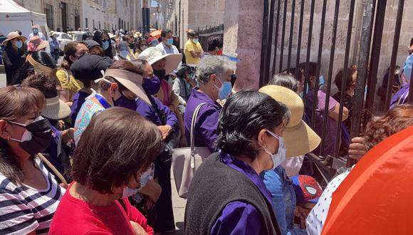 Muchos pasaron hasta el atrio, pero integrantes de la Hermandad del Señor de los Milagros de Arequipa cerraron las puertas para evitar desorden. (Foto: Soledad Morales)