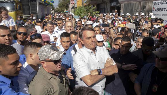 El presidente brasileño Jair Bolsonaro (C) asiste a la 30ª edición de la "Marcha por Jesús" para celebrar Corpus Christi, un evento que reúne a una amplia gama de congregaciones evangélicas, en Sao Paulo, Brasil.  (Foto de CAIO GUATELLI / AFP)