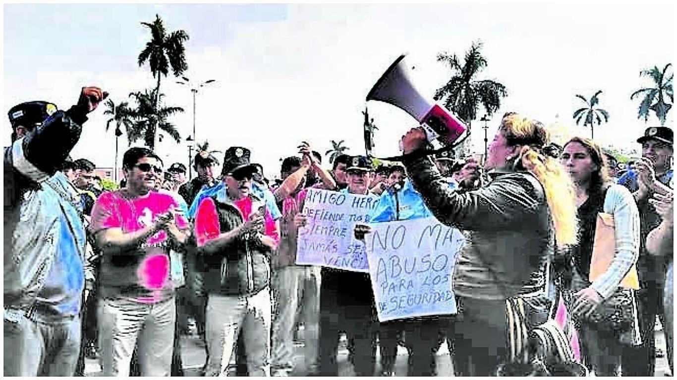 Serenazgo protesta contra el alcalde de Trujillo, quien califica de ilegal la huelga (VIDEO) 