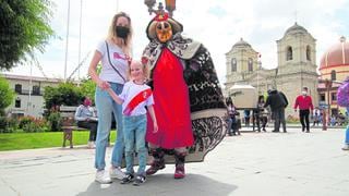 Turistas extranjeras disfrutan papa a la huancaína y ceviche en Huancayo