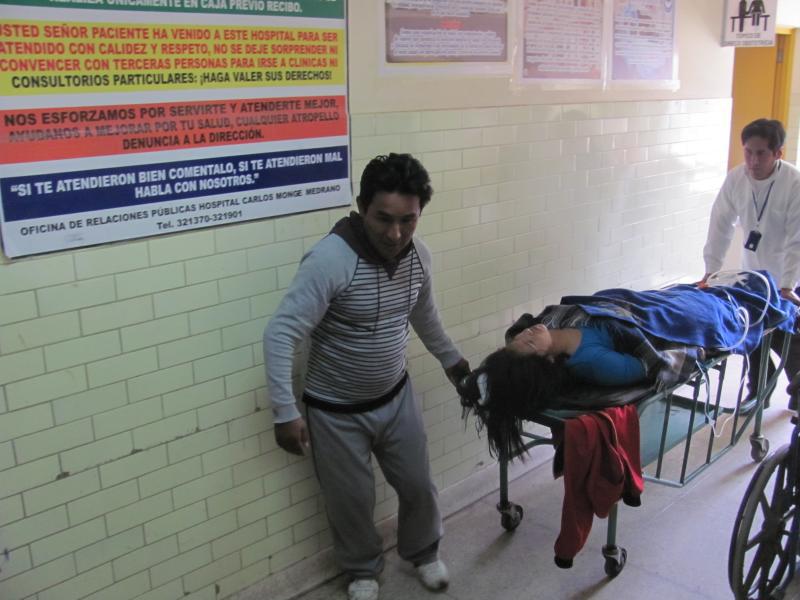 Escolares caen del cuarto piso y viven