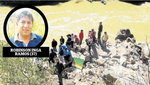 ​Chofer de reemplazo que viajaba en la bodega de bus estaría atrapado bajo el agua 