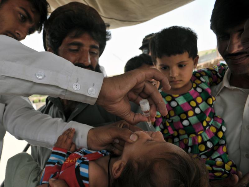 Pakistán: Dos vacunadores contra la polio mueren en explosión