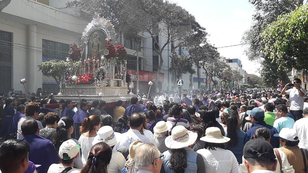 Fieles acompañan al Señor de los Milagros en procesión por calles de Chiclayo (FOTOS)