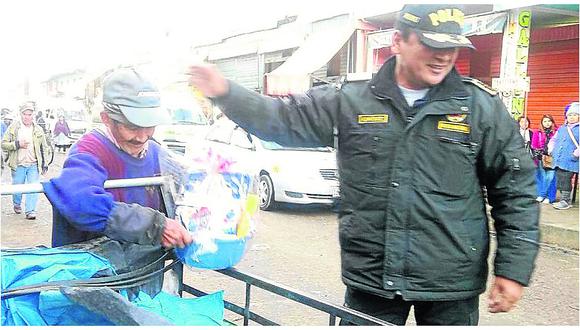 Emotivo: policía sorprende a humildes padres de familia entregándoles regalos (VIDEO)