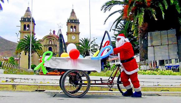 Tarma: 'Papá Noel' en triciclo viejo recolecta regalos para 3 mil niños pobres