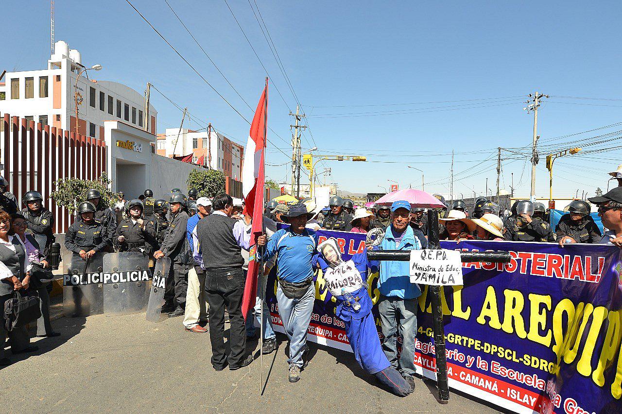 Profesores se rebelan en Arequipa y continúan en huelga