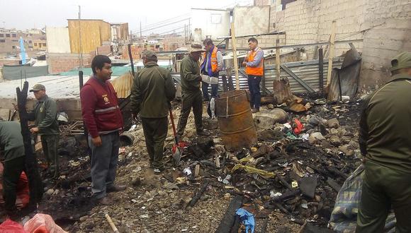 Soldados retiran escombros de vivienda arrasada por incendio