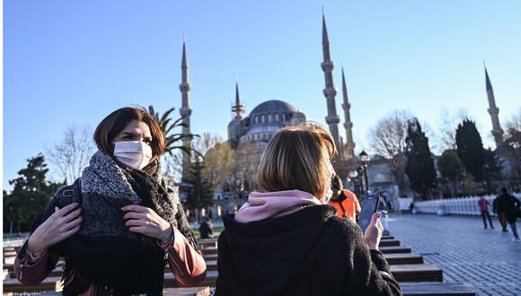 Las mujeres usan máscaras protectoras cerca de la Mezquita de Sultanahmet, también conocida como la Mezquita Azul, ya que la nación trata de contener el nuevo coronavirus, COVID-19, en Estambul, Turquía. (Foto: AFP)