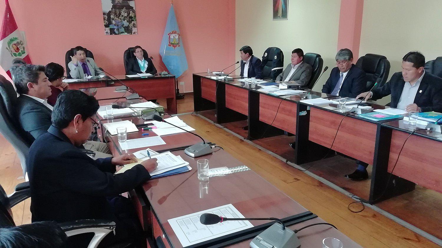 Regidores piden salida de asesor pero alcalde dijo que continuará evaluando