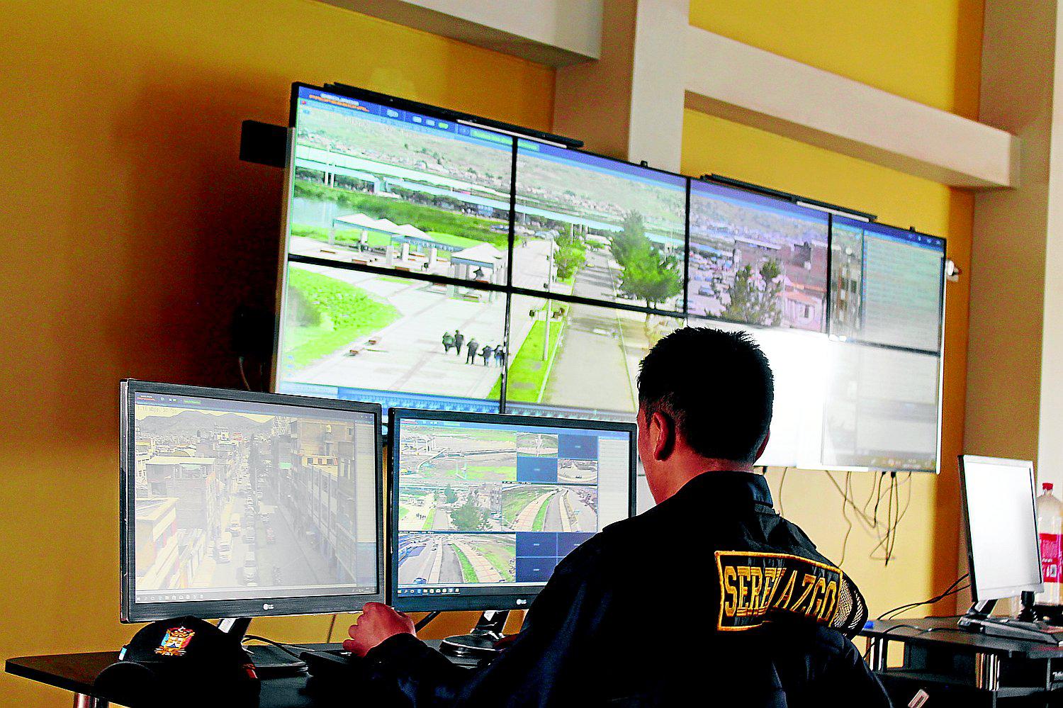 Graban a extranjeros aterrando a parejas en la avenida Costanera de Puno