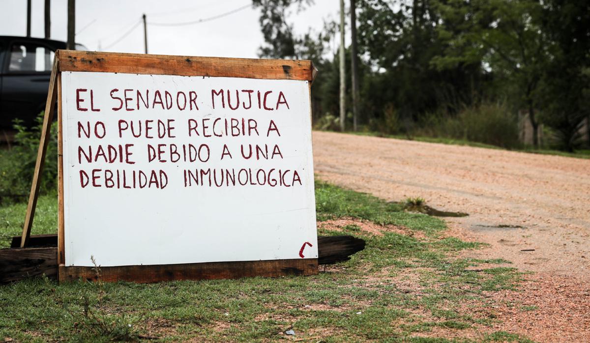 Vista de un cartel este miércoles afuera de la casa del expresidente y senador uruguayo José Mujica, en Montevideo. (Foto: EFE)