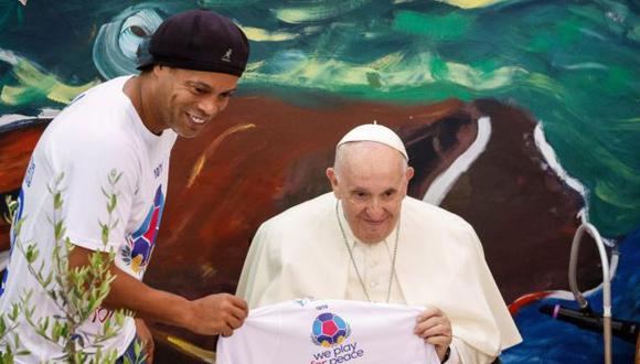 Ronaldinho Gaúcho le entregó un camiseta al Papa Francisco. (Foto: EFE)