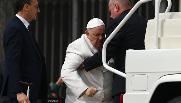 Se ayuda al Papa Francisco a subir al coche del papamóvil cuando sale el 29 de marzo de 2023 al final de la audiencia general semanal en la plaza de San Pedro en el Vaticano. (Foto de Vincenzo PINTO / AFP)