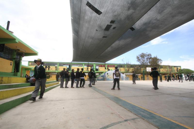 Prohiben llevar celulares a colegios