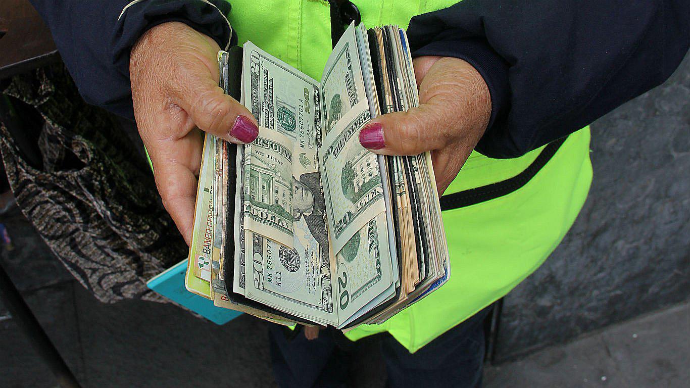 Precio del dólar cerró en S/. 3.386