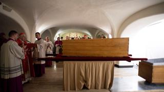 Restos del papa emérito Benedicto XVI ya reposan en la cripta vaticana