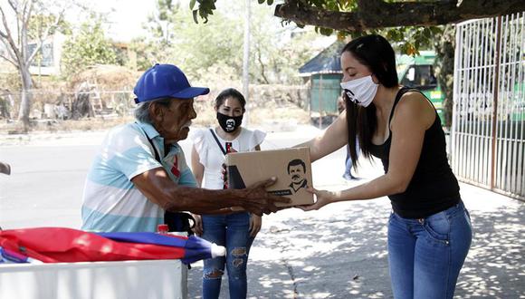Personal de la marca el Chapo 701, entrega despensas a personas de la tercera edad en situación vulnerable en apoyo ante la contingencia sanitaria del coronavirus COVID-19 en la ciudad de Guadalajara, estado de Jalisco. (Foto: EFE/Francisco Guasco)