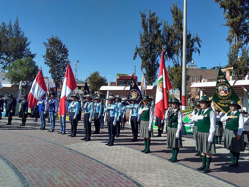 Estudiantes desfilaron en Mariano Melgar