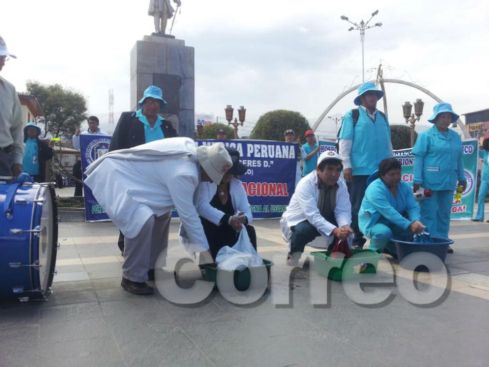 Médicos y enfermeras lavan mandiles y bandera 