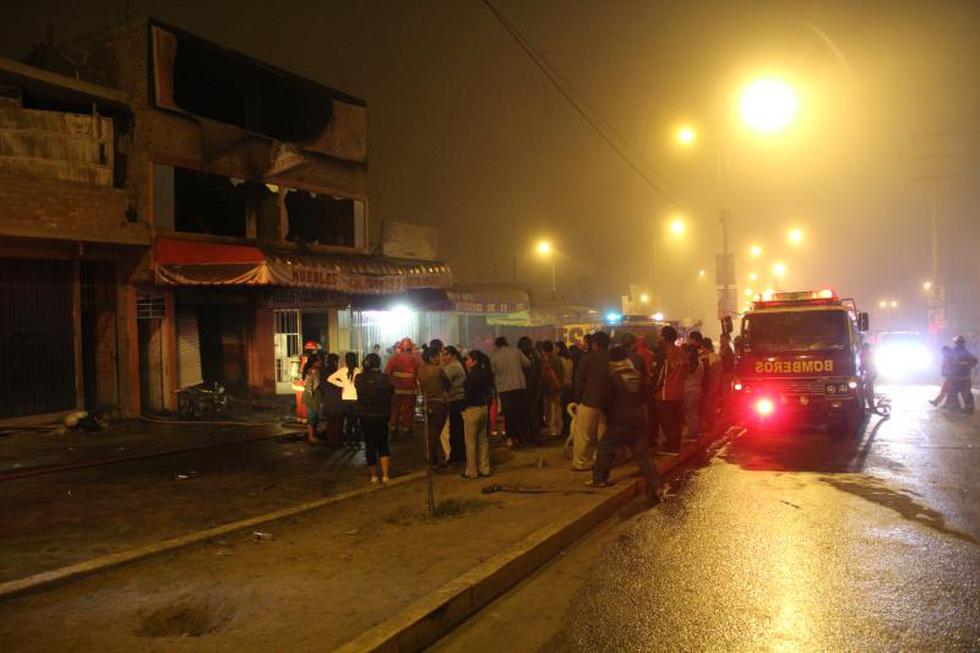 Incendio en Huaycan consumió almacén de colchones (FOTOS)