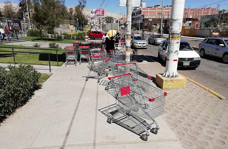 Carritos de hipermercado Plaza Vea obstaculizan las veredas