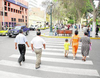 Peatones recibirán papeletas pero no hay señalización