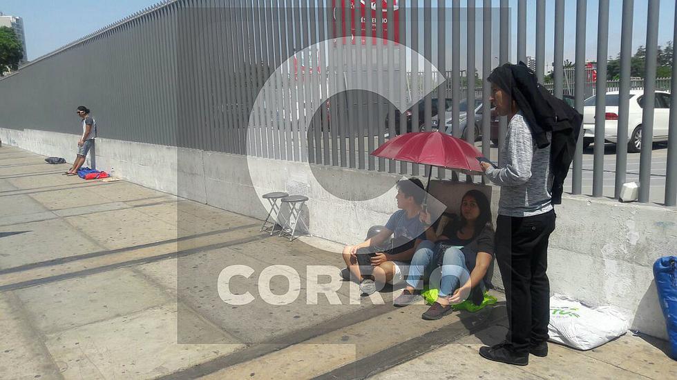 Fanáticos permanecen en exteriores del Estadio Nacional por concierto de Radiohead