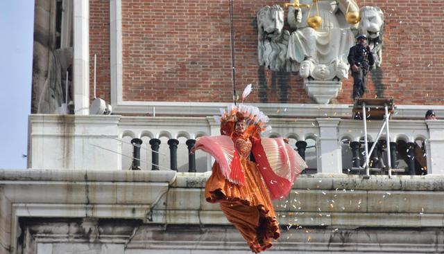 El ángel se lanza desde el campanario de la plaza y cautiva a los turistas que llegan a la plaza San Marcos. (EFE).