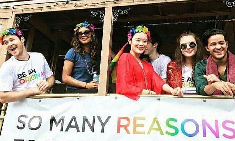 "13 Reasons Why": protagonistas de la serie apoyaron marcha del Orgullo Gay (FOTOS)