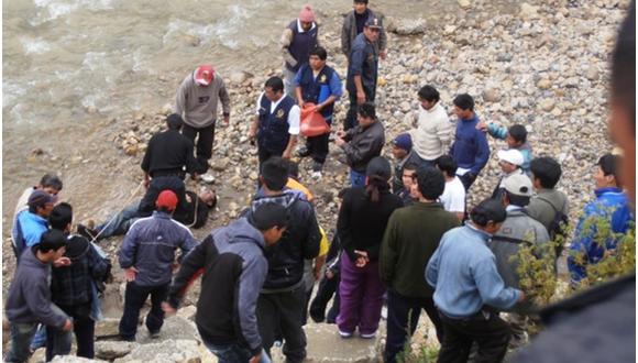 Buscan cuerpo del chofer de trimóvil que cayó al río Vizcarra
